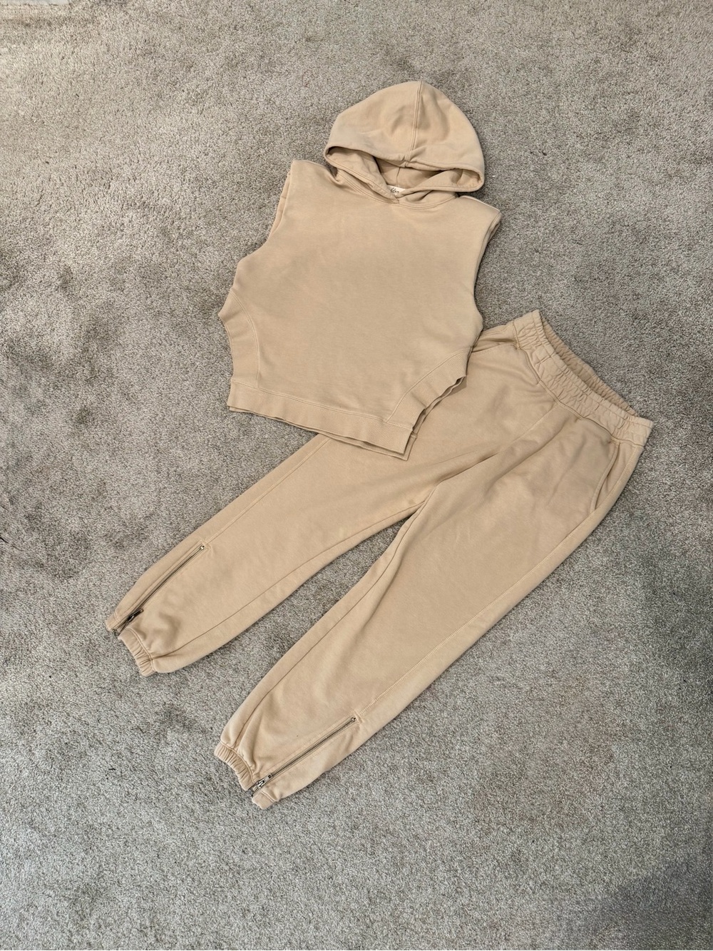 Élan 2-Piece Cropped Sleeveless Hoodie & Jogger Set